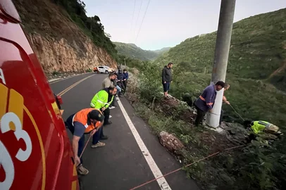 Homem é resgatado após cair de ribanceira em Canela<!-- NICAID(16028141) -->