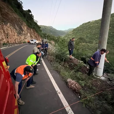 Homem é resgatado após cair de ribanceira em Canela<!-- NICAID(16028141) -->