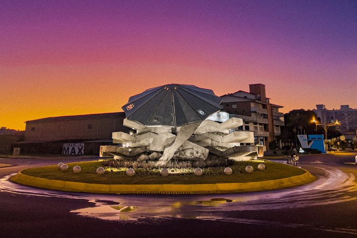 Novo monumento fica em uma rotatória junto à entrada principal