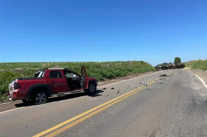 Colisão entre carreta e picape argentina<!-- NICAID(16198684) -->