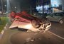 Carro capota após atingir pedestre em Cachoeirinha
