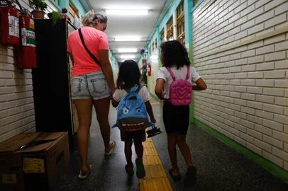 PORTO ALEGRE, RS, BRASIL - 14/02/2024 - Retorno das férias na rede de ensino infantil municipal. FOTO: JONATHAN HECKLER, AGÊNCIA RBS<!-- NICAID(15678824) -->