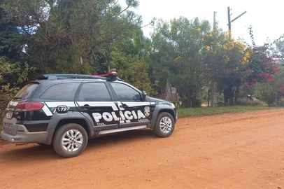 Um idoso de 69 anos, identificado como Inácio Roberto Limberger, morreu após ser atingido por um trator no pátio de sua propriedade no bairro Rincão Del Rey, em Rio Pardo, no Vale do Rio Pardo. O neto do agricultor, de cinco anos, brincava na cabine do trator quando, acidentalmente, acabou soltando o freio do veículo.<!-- NICAID(15398935) -->