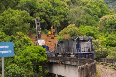 Vagões que transportavam combustível e que descarrilaram em Guaporé são retirados de ferrovia. Cerca de 60 mil litros teriam vazado. Foto: Neimar De Cesero / Divulgação<!-- NICAID(15272569) -->