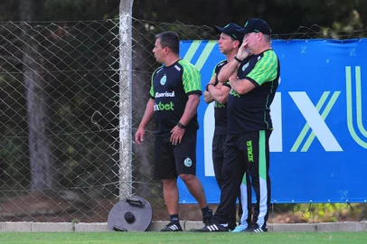 CAXIAS DO SUL, RS, BRASIL, 17/03/2023. Jogo-treino do Juventude no Centro de Formação de Atletas e Cidadãos (Cfac). O Ju se prepara para a Série B do Campeonato Brasileiro 2023. Na foto, técnico Pintado (D). (Porthus Junior/Agência RBS)Indexador:                                 <!-- NICAID(15378882) -->