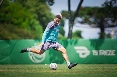 O Juventude finalizou, nesta segunda-feira (27) os treinos para jogo da 3ª rodada do Gauchão, contra o Guarany de Bagé. Na foto, o meia Mandaca.<!-- NICAID(15962770) -->