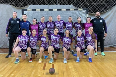 A equipe juvenil feminina da Apahand/UCS embarca neste domingo (28), rumo a Balneário Camboriú-SC para disputar o Campeonato Brasileiro de Handebol Juvenil, voltado para atletas de 17 e 18 anos. A competição reúne algumas das principais equipes do país e será uma oportunidade importante para as jovens atletas mostrarem seu talento em nível nacional.<!-- NICAID(16132426) -->