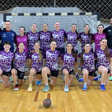 A equipe juvenil feminina da Apahand/UCS embarca neste domingo (28), rumo a Balneário Camboriú-SC para disputar o Campeonato Brasileiro de Handebol Juvenil, voltado para atletas de 17 e 18 anos. A competição reúne algumas das principais equipes do país e será uma oportunidade importante para as jovens atletas mostrarem seu talento em nível nacional.<!-- NICAID(16132426) -->