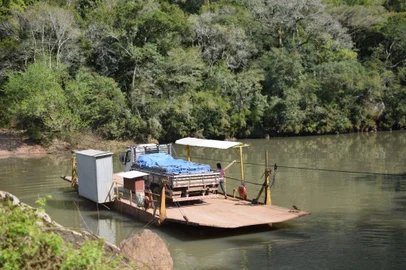 A construção de uma nova Pequena Central Hidrelétrica (PCH), na Foz do Prata, entre Veranópolis e Nova Roma do Sul não saiu ainda do papel, mas já gera algumas discordâncias. Ambas as cidades são favoráveis a construção. Porém, uma ponte no local e não uma melhora nas balsas, que já estão em funcionamento, é vista como a contrapartida ideal pelo executivo de Nova Roma do Sul. A coluna Caixa Forte trouxe, na edição de terça-feira (17), detalhes do projeto. A PCH na Foz do Prata terá potência instalada de 49,3 megawatts (MW), com um investimento estimado em cerca de R$ 300 milhões. A empresa Creral, cooperativa de energia com sede em Erechim é a idealizadora.  Porém, a falta de mais detalhes e informações sobre o projeto deixou o prefeito de Nova Roma do Sul, Douglas Fávero Pasuch, bastante intrigado. Ele se diz favorável a construção da PCH, mas que a cidade tenha contrapartidas que sejam favoráveis e não apenas um melhoramento na balsa.<!-- NICAID(14865028) -->