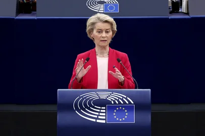 President of the European Commission Ursula von der Leyen speaks during a debate on urgent decisive steps and unwavering support for Ukraine, as part of a plenary session at the European Parliament, in Strasbourg, eastern France, on March 11, 2025. (Photo by FREDERICK FLORIN / AFP)Editoria: POLLocal: StrasbourgIndexador: FREDERICK FLORINSecao: parliamentFonte: AFPFotógrafo: STF<!-- NICAID(15992821) -->