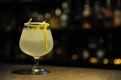 PORTO ALEGRE, RS, BRASIL, 24-02-2015: Receita do drink White Scarface. Pauta sobre drinks com Gin no Capone Drinkeria, para o caderno Gastrô por Destemperados (FOTO FÉLIX ZUCCO/AGÊNCIA RBS, Editoria Destemperados).<!-- NICAID(11220505) -->