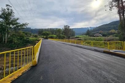 Ponte levada pela enchente em Santa Tereza enquanto prefeita gravava vídeo é reconstruída e ganha data de inauguração<!-- NICAID(16040563) -->