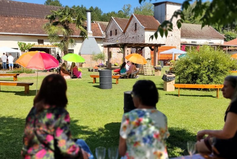 Começa hoje, as três da tarde a Edição Garden do Festival do Moscatel, em Farroupilha./ A primeira das três vinícolas a receber o evento itinerante é a Cave Antiga, localizada na Linha Buratti./ Sempre das 15h às 21h, o Festival do Moscatel ocorre nas áreas externas dos empreendimentos e passará também pela Adega Chesini, na localidade de Vila Rica, no dia 18. A programação encerra na localidade Santos Anjos na Vinícola Cappeletti, no dia 25. O valor da entrada é R$ 40 e dá direito a uma taça personalizada do evento e três vouchers de 100ml de espumante moscatel ou vinho moscato. Jovens de 11 a 17 anos pagam R$ 20 e garantem uma taça com suco e crianças até 10 anos têm entrada liberada. Os ingressos estão à venda pelo site Wine-locals. <!-- NICAID(15594679) -->