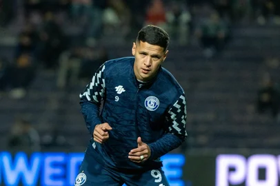 Álex Arce mostrou que as especulações de mercado não abalaram o seu faro de gol. O centroavante, que é alvo do Inter para substituir Borré, marcou os gols da vitória de 2 a 1 do Independiente Rivadavia sobre o Estudiantes Rio Cuarto, na noite desta sexta-feira (7), pelo Campeonato Argentino.<!-- NICAID(16342844) -->