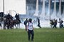 Terroristas bolsonaristas golpistas invadiram as sedes dos três poderes em Brasília e atacaram policiais e jornalistas no domingo<!-- NICAID(15315682) -->