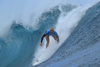 Brazil's Tatiana Weston-Webb drops into a wave in the women's surfing round 3, during the Paris 2024 Olympic Games, in Teahupo'o, on the French Polynesian Island of Tahiti, on August 1, 2024. (Photo by Jerome BROUILLET / AFP)<!-- NICAID(15830213) -->