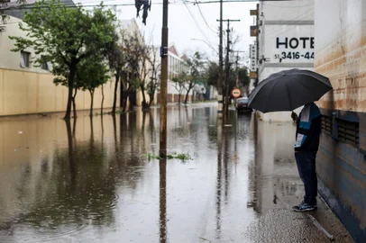 PORTO ALEGRE, RS, BRASIL, 26/09/2024- Chuva: alagamentos em POA. Ernesto da Fontoura com Av Missões - 4ª Distrito.  Foto: Duda Fortes / Agencia RBS<!-- NICAID(15876785) -->