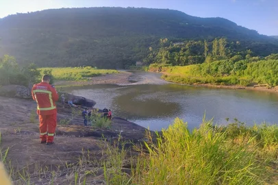 Homem de 73 anos morre afogado durante pesca no Rio Caí, na Serra. Caso foi registrado na localidade de Tirol, em Nova Petrópolis. Segundo os bombeiros da cidade, a vítima teria ido resgatar linha de pesca.<!-- NICAID(16210834) -->