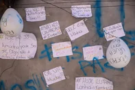 PORTO ALEGRE, RS, BRASIL, 11-05-2026: Feminicídio no Morro Santa Teresa. Mulher de 22 anos, mãe de criança de 1 ano, é assassinada pelo namorado no último sábado, 11/05/ véspera do dia das mães. O crime aconteceu na casa da vítima que hoje está coberta por cartazes de homenagens e protesto. Foto: Jonathan Heckler/Agência RBS<!-- NICAID(16282576) -->