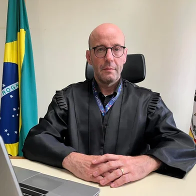 ALEGRETE, RS, BRASIL - 05/11/2025 - O juiz Rafael Echevarria Borba, 52 anos, é o responsável pela única Vara Criminal de Alegrete. Além das questões jurídicas, o magistrado também chama atenção por ser um dos poucos magistrados brasileiros a falar publicamente de sua condição de autista (Foto: Arquivo pessoal/Arquivo pessoal)<!-- NICAID(16161071) -->