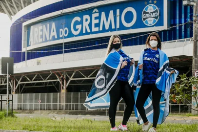 PORTO ALEGRE, RS, BRASIL - 01/10/2021Novo decreto libera que torcedores acompanhem partidas de futebol dentro do estádio. Na foto, as amigas Carol (loira) e Ana (de cabelo castanho) que acompanharão a primeira partida com torcida liberada desde o início da pandemia de coronavírus de dentro da Arena do Grêmio.<!-- NICAID(14904232) -->