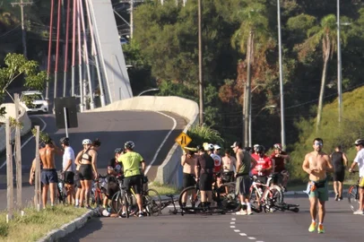 A Polícia Civil vai investigar a dinâmica de um acidente envolvendo dois ciclistas, em Porto Alegre, que resultou na morte de um idoso no final de semana. O caso foi registrado às 7h45 de domingo (9), no viaduto Abdias do Nascimento, na avenida Beira-Rio, Zona Sul da Capital.<!-- NICAID(15975083) -->