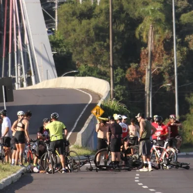 A Polícia Civil vai investigar a dinâmica de um acidente envolvendo dois ciclistas, em Porto Alegre, que resultou na morte de um idoso no final de semana. O caso foi registrado às 7h45 de domingo (9), no viaduto Abdias do Nascimento, na avenida Beira-Rio, Zona Sul da Capital.<!-- NICAID(15975083) -->