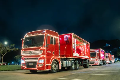 Junior Dias / Divulgação Com duas comitivas, a Caravana de Natal da Coca-Cola FEMSA Brasil teve seu roteiro anunciado para este ano. Entre 12 de novembro e 23 de dezembro, a atração vai percorrer diferentes rotas simultaneamente e passará por 93 municípios nos estados de Mato Grosso do Sul, Minas Gerais, Paraná, Rio Grande do Sul, Santa Catarina, Rio de Janeiro e São Paulo, impactando mais de 63 milhões de pessoas. Na Região Sul, o itinerário contempla Caxias do Sul e Farroupilha em 14 de dezembro. O iníco ocorre em Farroupilha, a partir das 18h, do Centro de Distribuição da Coca-Cola FEMSA Brasil. Mais tarde, em Caxias do Sul, o comboio faz parada no Vantajão da Avenida Bruno Segalla, entre 18h30 e 19h30.<!-- NICAID(16185894) -->
