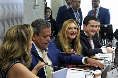 CPI das BETS (CPIBETS) realiza reuniÃ£o para ouvir depoimento de testemunhas. A comissÃ£o tem a finalidade de investigar, no prazo de cento e trinta dias, a crescente influÃªncia dos jogos virtuais de apostas online no orÃ§amento das famÃ­lias brasileiras, alÃ©m da possÃ­vel associaÃ§Ã£o com organizaÃ§Ãµes criminosas envolvidas em prÃ¡ticas de lavagem de dinheiro, bem como o uso de influenciadores digitais na promoÃ§Ã£o e divulgaÃ§Ã£o dessas atividades. Mesa: relatora da CPIBETS, senadora Soraya Thronicke (Podemos-MS); presidente da CPIBETS, senador Dr. Hiran (PP-RR). apresentadora, influenciadora e empresÃ¡ria Virginia Pimenta da Fonseca SerrÃ£o Costa;advogado da depoente.Foto: Edilson Rodrigues/AgÃªncia Senado<!-- NICAID(16035855) -->