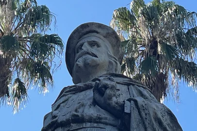 Monumento Giuseppe e Anita Garibaldi, na Praça Garibaldi, em Porto Alegre, em 20 de março de 2025.<!-- NICAID(16000345) -->