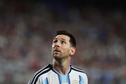 ODD ANDERSEN / AFP Argentina's forward #10 Lionel Messi walks on the pitch during the 2026 World Cup football tournament quarter-final match between Argentina and Switzerland at the Kansas City Stadium in Kansas City on July 11, 2026. (Photo by Odd ANDERSEN / AFP)<!-- NICAID(16329303) -->