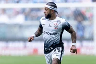 O atacante Memphis Depay, do Corinthians, em lance contra o Grêmio na Arena, em jogo válido pelo Brasileirão.<!-- NICAID(15939135) -->