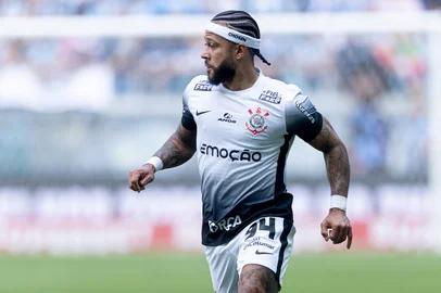 O atacante Memphis Depay, do Corinthians, em lance contra o Grêmio na Arena, em jogo válido pelo Brasileirão.<!-- NICAID(15939135) -->