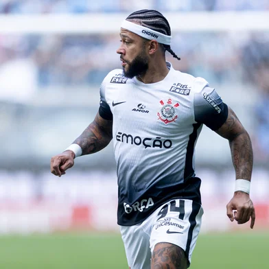 O atacante Memphis Depay, do Corinthians, em lance contra o Grêmio na Arena, em jogo válido pelo Brasileirão.<!-- NICAID(15939135) -->
