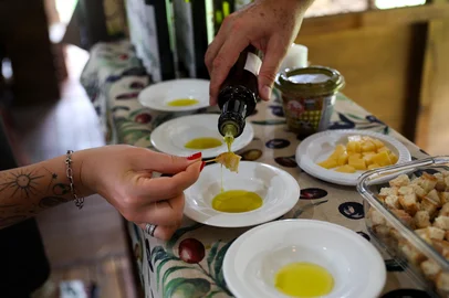 PORTO ALEGRE, RS, BRASIL, 05-10-2025: A Feira "Olivas no Cais" promove a olivicultura gaúcha, realizado no Cais Embarcadero, em Porto Alegre, e que neste ano de 2025 acontece de 03 a 05 de outubro. Com entrada gratuita, a feira oferece ao público a oportunidade de conhecer e degustar azeites extravirgens gaúchos, visitar estandes de produtores, participar de atividades culturais e vivenciar a gastronomia ligada ao azeite. Foto: Camila Hermes/Agencia RBS<!-- NICAID(16139612) -->
