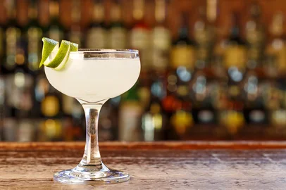 Delicious margarita cocktail on wooden boardIndexador: Aleksandr ShyripaFonte: 249592170<!-- NICAID(15936740) -->