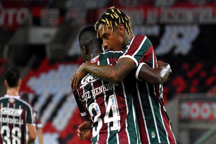 Flamengo e Fluminense fazem clássico de tempos distintos e empatam