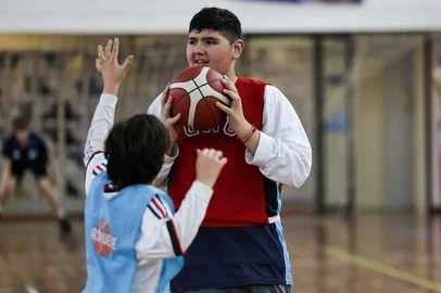 PORTO ALEGRE, RS, BRASIL, 30-09-2026: Esporte e inclusão: João Paulo da Rosa, 12 anos, diagnosticado com Transtorno do Espectro Autista (TEA) aos dois anos, deu seus primeiros passos no esporte. Há alguns meses chegou ao Grêmio Náutico União (GNU para conhecer a escolinha de basquete. Naquele momento, ele ainda tinha medo da bola e dificuldade para acompanhar algumas atividades do grupo. A recepção dos colegas facilitou a descoberta do basquete e  adaptação com o novo ambiente. Na última semana, marcou seus primeiros pontos com a equipe sub-12 do GNU.  Foto: Renan Mattos / Grupo RBS<!-- NICAID(16376905) -->