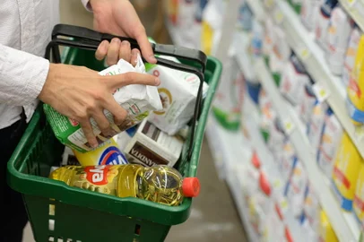 PORTOALEGRE-RS-BR-DATA:20140108Consumo de mercadorias em supermercado.FOTÓGRAFO:TADEUVILANI<!-- NICAID(10117626) -->
