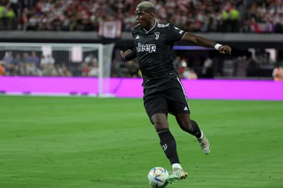 Juventus v Chivas - Preseason FriendlyLAS VEGAS, NEVADA - JULY 22: Paul Pogba #10 of Juventus dribbles the ball up the pitch against Chivas during their preseason friendly match at Allegiant Stadium on July 22, 2022 in Las Vegas, Nevada. Juventus defeated Chivas 2-0.   Ethan Miller/Getty Images/AFP (Photo by Ethan Miller / GETTY IMAGES NORTH AMERICA / Getty Images via AFP)Editoria: SPOLocal: Las VegasIndexador: ETHAN MILLERSecao: soccerFonte: GETTY IMAGES NORTH AMERICA<!-- NICAID(15160355) -->