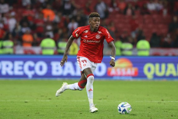 O zagueiro Vitão, do Inter, em jogo contra o Corinthians no Estádio Beira-Rio, pelo Brasileirão.<!-- NICAID(15519585) -->