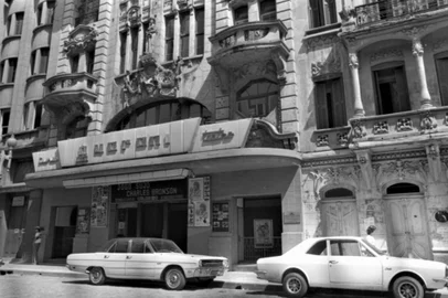 Fachada do prédio onde localiza-se o Cine Guarani, em 1975.-#Envelope: 103256<!-- NICAID(15955037) -->
