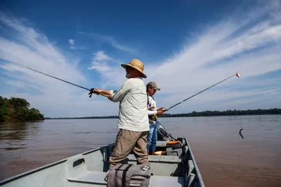 PORTO XAVIER, RS, BRASIL - 2024.03.29 - A pesca esportiva atrai turistas e pescadores de todo o Brasil em Porto Xavier, fronteira com Argentina. O Rio Uruguai tem farta presença de peixes como o Dourado, que faz com que muitas pessoas visitem para a pesca esportiva. Na foto: Flavio Xaubet (Foto: André Ávila/ Agência RBS)<!-- NICAID(15722319) -->