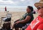 "É salgado!": aos 41 anos, agricultora vê o mar pela primeira vez em Tramandaí