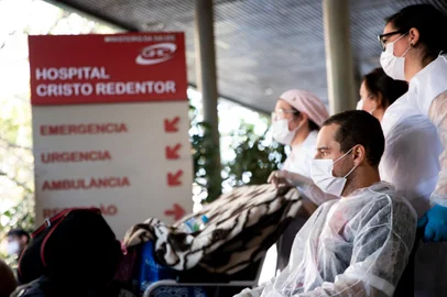 PORTO ALEGRE, RS, BRASIL, 24.08.2022: Rai Duarte, torcedor do Xavante, deixa o hospital após 116 dias internado. Foto: Camila Hermes/Agência RBSIndexador: Camila Hermes<!-- NICAID(15185316) -->