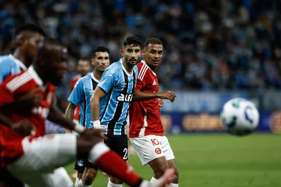 PORTO ALEGRE, RS, BRASIL - 19/04/2025 - Gre-Nal 447: Grêmio e Inter se encontram em campo, novamente, pela Série A do Campeonato Brasileiro. FOTO: RENAN MATTOS / AGÊNCIA RBSIndexador: Andre Avila<!-- NICAID(16020466) -->