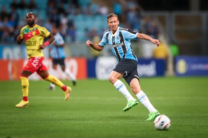 O volante Lucas Leiva em jogo do Grêmio contra o Brusque na Arena, válido pela última rodada da Série B.<!-- NICAID(15378927) -->