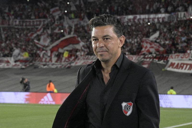 River Plate's coach Marcelo Gallardo gestures during the Argentine Professional Football League match against Platense at the Monumental stadium in Buenos Aires, on October 12, 2022. - Marcelo Gallardo announced on October 13 that he will step down as head coach of the Argentine club River Plate, which he has successfully led for the past eight years, at the end of his contract. (Photo by JUAN MABROMATA / AFP)<!-- NICAID(15234840) -->