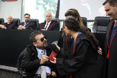 Homenagem para o advogado Guto, que se recuperou após ser esfaqueado na cabeça. Ele vai ser homenageado pela OAB e entregará carteira para colega.<!-- NICAID(15484914) -->