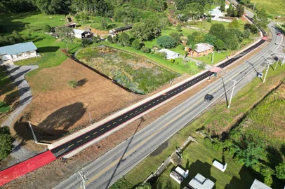 Inaugurado primeiro trecho da ciclovia Desvio da Cerveja, em Farroupilha   <!-- NICAID(15737852) -->